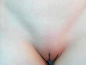 Mädchen fingerfickt ihre rasierte enge, kleine Muschi, bis sie kommt