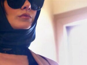 Busige Domina fickt ihren Sklavenarsch. Herrin und Sklavin Busty