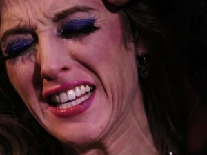 GIRLSWAY Lena Paul konkurriert mit Katrina Jade um die beste Rockband