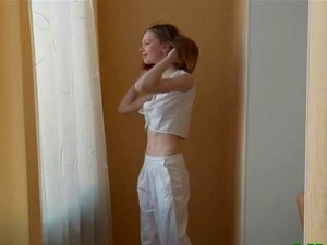 Die wunderbare Elise spielt mit ihrem perfekten Schwanz. Der Amateur