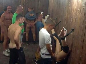 Rassige, busty MILF Noname gibt einen eleganten Blowjob