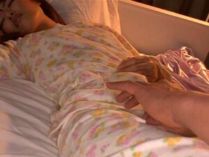 Fleischige nasse Fotze spritzt. Behaarte Hurenmuschi wird ohne Gnade