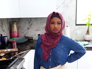 Arabische Frau muss ein paar Dinge lernen. Die arabische süße Frau