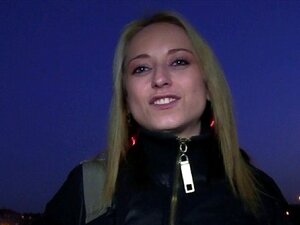 Wunderschöne öffentliche Agentin liebt es zu ficken. Wunderschöne