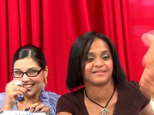 Bekleidete Femdom-Hottie streichelt sich selbst