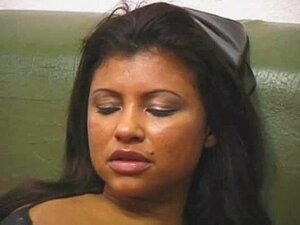 Maskierte Milf-Frau betrügt ihren Mann mit einem frischen Mann