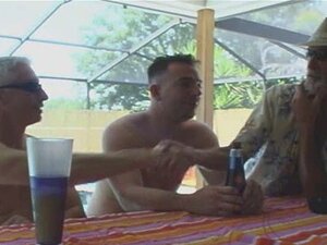 MILF Bartender bekommt ihre Tipps in COCK und CUM