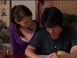 Die stiefmutter wurde vom Gefühl des Stiefsohns bedrängt.