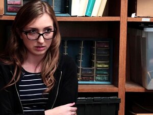 Enge Süße wird beim Ladendiebstahl vom Sicherheitsdienst erwischt