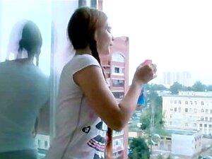 Sehr frische russische Schulmädchen wird in ihrem Zimmer gefickt