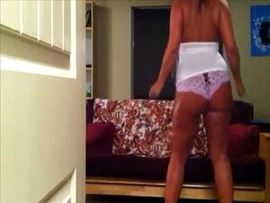 Heiße weiße Tussi lässt ihren fetten Arsch und ihre Titten live vor