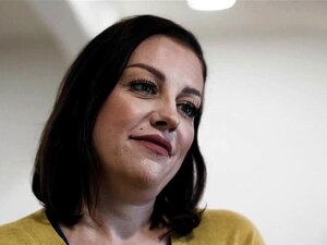 Eenzame moeder Sovereing Syre wil dat stiefzoon haar bezwangert.