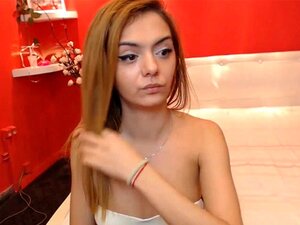 Zierliche sexy Babe wird hart vor der Kamera gefickt