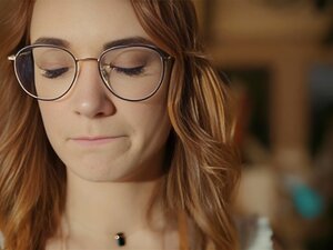 Vollbusige Dame hat ihre gute Freundin eingeladen, Spermadonor für