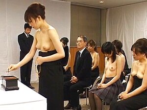 Asiatische Mädchen gehen halb nackt in die Kirche