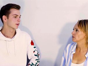 SHAME4K. Vriend van kerels stiefmoeder is een dokter en hij wil haar