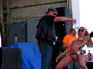 Ultra heiße Iowa-Biker-Mädels nackt in der Öffentlichkeit. Ultra