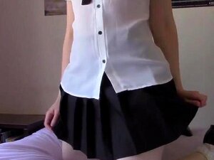 Das Cosplay-Dirty-Mind-Amateur einer Schulmädchen