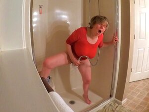 60 Plus GILF kommt in einem nassen T-Shirt