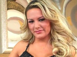 Stora tuttar Megan Monroe suger kuk