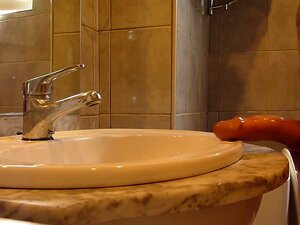 Handjob im Badezimmer