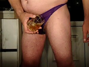 Ich pisse durch das Höschen der Frau und trinke es