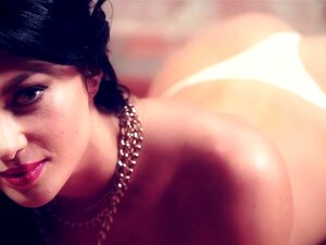 Elena Romanova - Stilvoll und sexy, Playboy ist am Set mit Elena