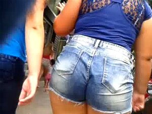 NON MEGA ASS GG Twerk in Jeans-Shorts schockiert/2