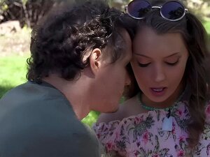 Elena Koshkas Stiefbruder Robby Echo kommt herein und sie merkt, wie