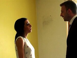 Versohlte britische Sub mit falschen Titten hart gefickt. Versohlte