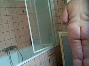 Frau bereitet sich vor, baden zu gehen, kein Porno