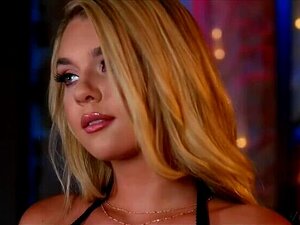 Die vollbusige natürliche Pornodarstellerin Gabbie Carter masturbiert