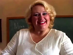 Mollige MILF-Lehrerin holt ihre schönen großen Titten raus, während