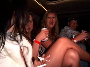 Mädchen zeigen ihre Titten während einer riesigen Clubparty mit Mtv