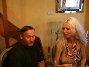 Tätowierte reife Blondine genießt verschiedene Sexstellungen