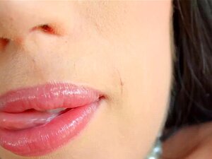 Schlampe will Creampie. Edle Creampie-liebende Schlampe lutscht und