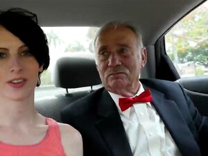 Süße brünette Süße hat ihren Arsch von einem älteren Typen