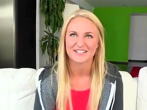 Søte blondine Payton Simmons er begeistret for å ha sex med en stor