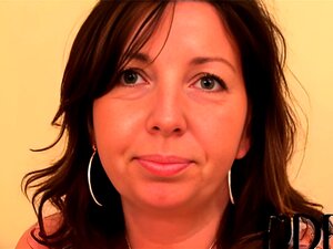 ältere Frau mit schlaffen Titten