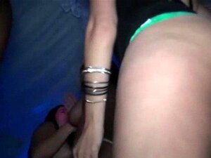Tittenlutschen und Muschimasturbation auf einer VIP-Orgie-Party
