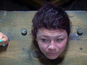 Zurückhaltende Babe wird von Spex Femdom geleckt. Zurückhaltende