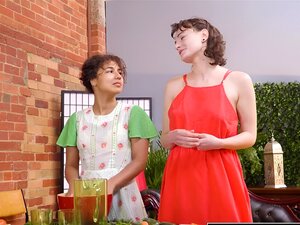 Wunderschöne lesbische Babe bekommt ihre behaarte Muschi mit einer