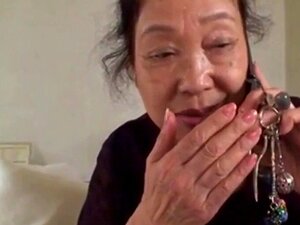 Japanische Oma 75 JAHRE ALT. Japanische japanische Oma Amateurin 75