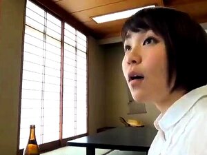 A voluptuosa garota japonesa tem dois caras compartilhando sua buceta