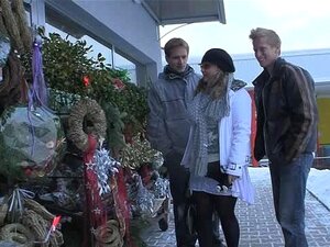 Zwei Typen ficken die alte Mama