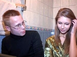 Sexappeal runde Arsch-Tussi spreizt lange Beine weit auseinander.