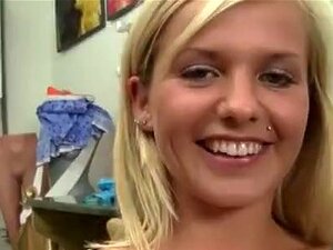 Süße Babe DP zum ersten Mal Süße blonde Bella wird in POV gefickt