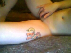 Vieni a vedere una fresca puttanella ucraina con tatuaggi assurdi che