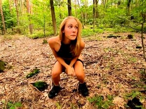 Pogledajte kako prelepa plavuša zavodi i zadovoljava na otvorenom.