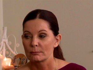Busige Tgirl-Masseurin wird in die Muschi einer Rothaarigen gefickt